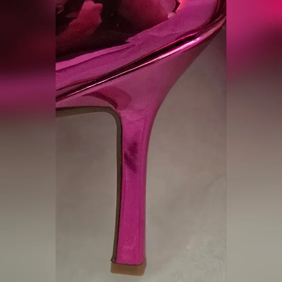 **NEW** Women's Metallic Hot Pink Heeled Ankle Bootie - Picture 3 of 5